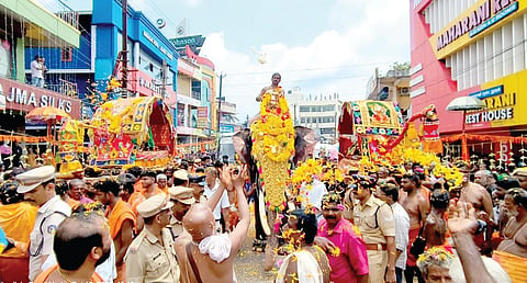 குமரியில் இருந்து புறப்பட்ட சுவாமி சிலைகளுக்கு மலர்களைத் தூவி கேரள எல்லையில் வரவேற்பு