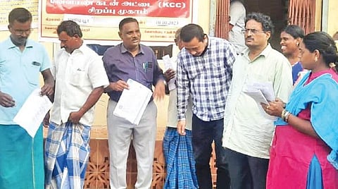 மரக்காணம் அருகே விவசாயிகளுக்கு வேளாண் கடன் அட்டைகளை வேளாண் துணை இயக்குநர் பெரியசாமி வழங்கினார்.