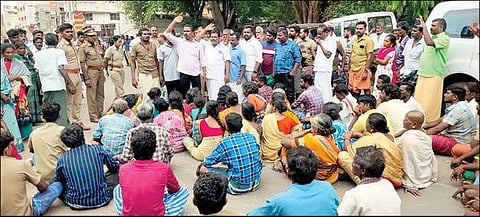 வத்தலகுண்டு காவல் நிலையம் முன் மறியலில் ஈடுபட்ட பாண்டியராஜனின் உறவினர்கள்.