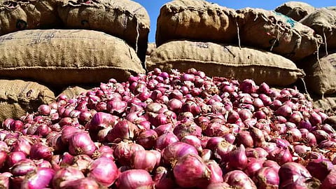 ஒரு கிலோ சின்ன வெங்காயம் ரூ.100-க்கு விற்பனை
