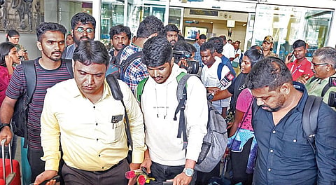 இஸ்ரேல் நாட்டில் சிக்கித் தவித்த 241 இந்தியர்கள், ஆபரேஷன் அஜய் திட்டத்தின் மூலம் விமானத்தில் டெல்லி வந்தடைந்தனர். அதில் தமிழகத்தைச் சேர்ந்த 21 பேர் பத்திரமாக மீட்கப்பட்டு தமிழகம் வந்தடைந்தனர். 7 பேர் கோவை விமான நிலையம் சென்ற நிலையில், 2 மாணவிகள் உட்பட 14 பேர் நேற்று சென்னை விமான நிலையம் வந்தனர் | படம்: எம்.முத்துகணேஷ்