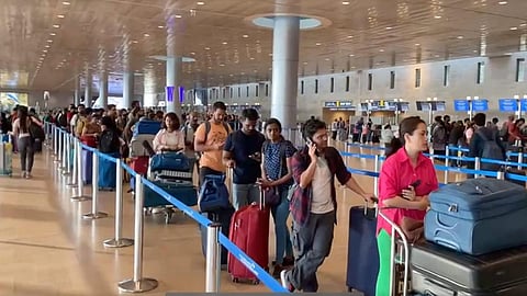 இஸ்ரேலின் டெல் அவிவ் விமான நிலையத்தில் காத்திருக்கும் இந்தியர்கள்