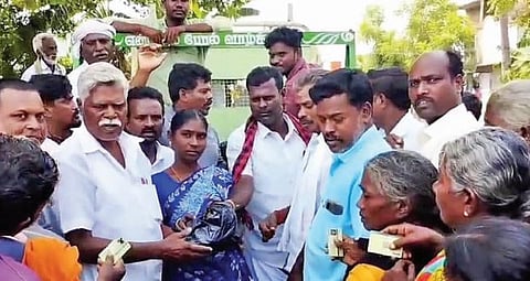 ஊராட்சி ஏரியில் பிடித்த மீன்களை ஊராட்சி மக்களுக்கு வழங்கும் ஊராட்சி மன்றத் தலைவர் பாக்கியம்நாகராஜன்.