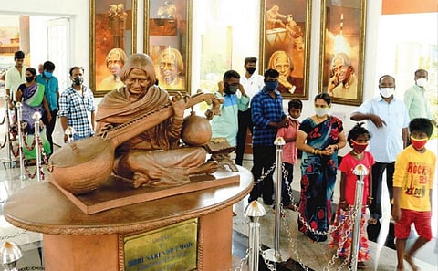 நினைவிடத்தின் உள்ளே வீணையுடன் உள்ள அப்துல் கலாம் சிலை.