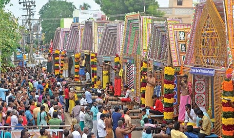 பாளையங்கோட்டை அம்மன் கோயில்களில் தசரா திருவிழா தொடங்கியுள்ள நிலையில், நேற்று காலையில் ராஜகோபால சுவாமி கோயில் முன்பு 11 அம்மன் சப்பரங்கள் அணிவகுத்து நின்றன. திரளான பக்தர்கள் தரிசனம் செய்தனர். படம்: மு.லெட்சுமி அருண்
