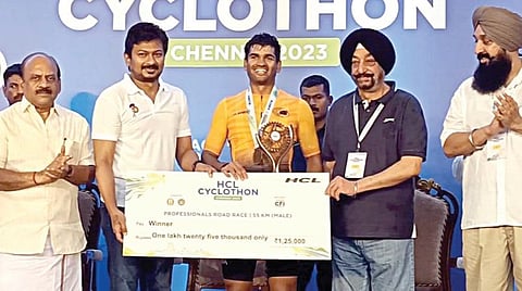 ’சைக்ளத்தான்’ போட்டியை கொடியசைத்து தொடங்கிவைத்த அமைச்சர் உதயநிதிவெற்றி பெற்றவர்களுக்கு பரிசுக்கான காசோலை, கோப்பையை வழங்கினார்.