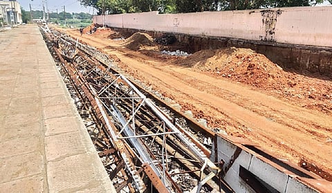 சென்னை கடற்கரை-எழும்பூர் இடையே 4-வது ரயில் பாதை அமைக்கும் திட்டத்தில் ஆரம்பக்கட்டப் பணிகள் நடைபெறுகின்றன. அதன் ஒருபகுதியாக, சென்னை கோட்டை நிலையத்தில் நடைமேடை மற்றும் நடைமேம்பாலம் அகற்றும் பணியும் பூங்காநகர் ரயில் நிலையத்தில் நடைமேடை அகற்றும் பணியும் நடைபெற்று வருகின்றன.