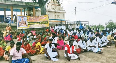 பாப்பாரப்பட்டி அருகே மலையூர் கிராமத்தில் கோயில் திருவிழா நடத்துவது குறித்த பிரச்சினையில் பொதுமக்கள் வீடுகளில் கருப்புக் கொடி ஏற்றி உண்ணாவிரதப் போராட்டத்தில் ஈடுபட்டனர்.