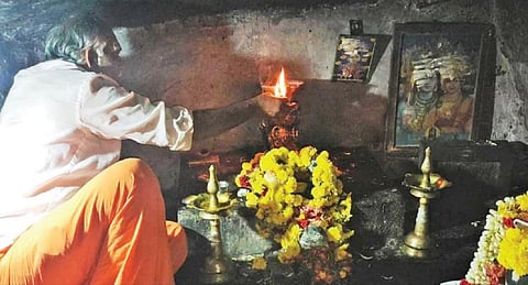 அகல் விளக்கில் இளநீர் ஊற்றி தீபம் ஏற்றும் கோயில் பூசாரி
