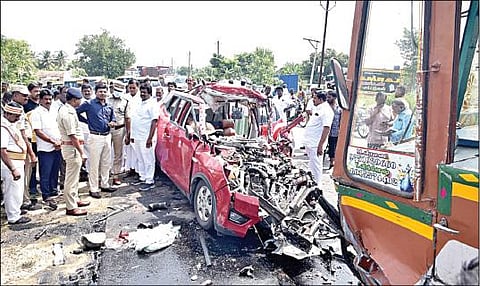 செங்கம் அருகே காரும், லாரியும் நேருக்கு நேர் மோதி விபத்துக்குள்ளான இடத்தில் ஆய்வு மேற்கொண்ட  திருவண்ணாமலை மாவட்ட ஆட்சியர் பா.முருகேஷ், எஸ்.பி. கார்த்திகேயன் உள்ளிட்டோர்.