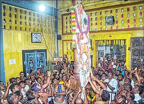 குலசேகரன்பட்டினம் முத்தாரம்மன் கோயிலில் நேற்று காலை நடைபெற்ற தசரா திருவிழா கொடியேற்றத்தில் பங்கேற்ற திரளான பக்தர்கள்.