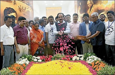 ராமேசுவரத்தில் உள்ள கலாம் நினைவிடத்தில் மலர்கள் தூவி மரியாதை செலுத்திய இஸ்ரோ தலைவர் சோம்நாத். படம்: எல்.பாலச்சந்தர்