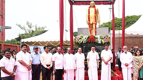 தமிழக செய்தி, மக்கள் தொடர்பு துறை சார்பில் சென்னை அண்ணா பல்கலைக்கழக வளாகத்தில் அமைக்கப்பட்டுள்ள முன்னாள் குடியரசுத் தலைவர் அப்துல் கலாம் சிலையை முதல்வர் மு.க.ஸ்டாலின் நேற்று திறந்து வைத்தார்.