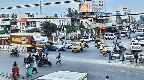 வண்டலூர்–வாலாஜாபாத் சாலை மண்ணிவாக்கம் சந்திப்பு. | படம்: எம். முத்துகணேஷ