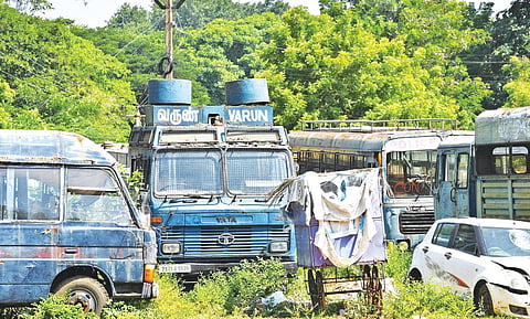கோரிமேடு மைதானத்தில் பயன்பாடு இல்லாமல் நிறுத்தி வைக்கப்பட்ட வருண் வாகனம் மற்றும் காவல்துறை வாகனங்கள்.