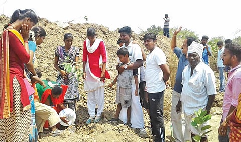 விழுப்புரம் அருகே முத்தாம்பாளையம் ஏரியில் மரக்கன்று நடும் கரிகாலன் பசுமை மீட்பு படையினர்.