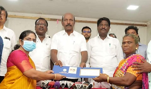 நிவாரண உதவிகளை வழங்கும் அமைச்சர் மா.சுப்பிரமணியன்