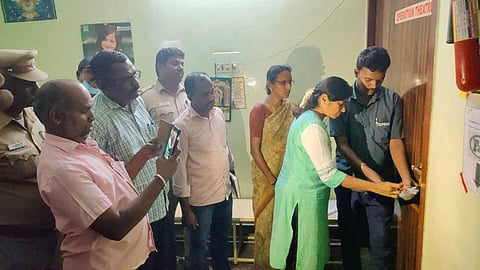 பெண் மருத்துவரின் கிளினிக்குக்கு வருவாய்த்துறை அதிகாரிகள் சீல் வைத்தனர்.