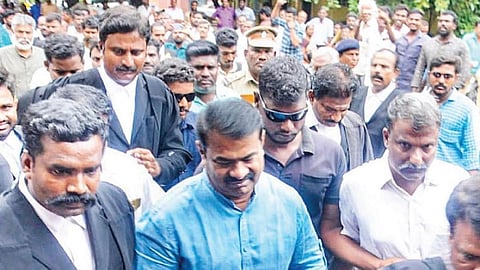 காவிரி நீர் பங்கீடு விவகாரத்தில் பாஜக, காங்கிரஸ் இரட்டை வேடம்: சீமான்