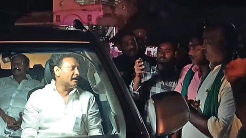 தஞ்சாவூர் மாவட்டம் பாபநாசம் அருகே அமைச்சர் அன்பில் மகேஸ் பொய்யாமொழி சென்ற காரை நேற்று முற்றுகையிட்ட கரும்பு விவசாயிகள்.