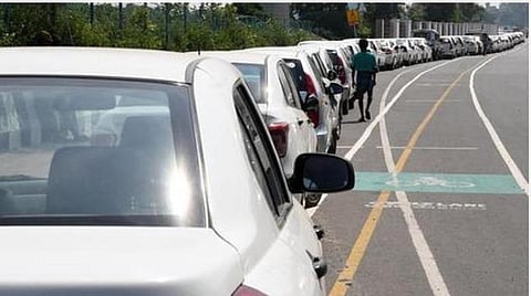 பல்வேறு கோரிக்கைகளை வலியுறுத்தி வாடகை வாகன ஓட்டுநர்கள் வேலைநிறுத்த போராட்டம்