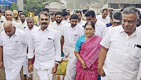 சென்னிமலை முருகன் கோயிலில் மத்திய இணை அமைச்சர் எல்.முருகண் நேற்று வழிபாடு செய்தார். அவருடன் மொடக்குறிச்சி  எம்.எல்.ஏ. சி.சரஸ்வதி உள்ளிட்டோர் உடன் இருந்தனர்.