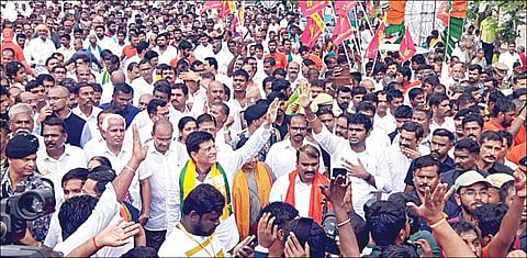 அவிநாசியில் ‘என் மண், என் மக்கள்’ 3-ம் கட்ட யாத்திரையை நேற்று தொடங்கி வைத்து, அவிநாசி நகரில் பாதயாத்திரை மேற்கொண்ட மத்திய ஜவுளித்துறை அமைச்சர் பியூஷ் கோயல், பாஜக மாநிலத் தலைவர் அண்ணாமலை, மத்திய இணை அமைச்சர் முருகன் உள்ளிட்டோர்.