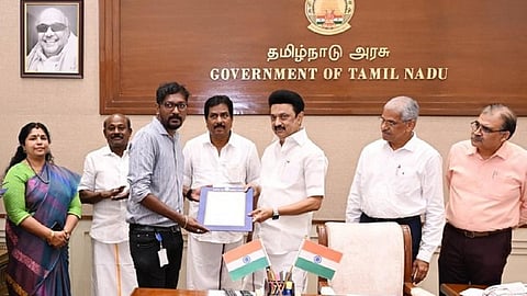 ‘சமாதான்’ திட்டத்தின்கீழ் 5 பேருக்கு வரி நிலுவை ரத்துக்கான சான்றிதழ்களை முதல்வர் ஸ்டாலின் வழங்கினார். உடன் அமைச்சர் பி.மூர்த்தி, தலைமைச் செயலர் சிவ்தாஸ் மீனா, வணிகவரி ஆணையர் தீரஜ் குமார், வணிகவரி,  பதிவுத் துறை செயலர் ஜோதி நிர்மலாசாமி, வணிகர் சங்க பேரமைப்பு தலைவர் விக்கிரமராஜா ஆகியோர்.