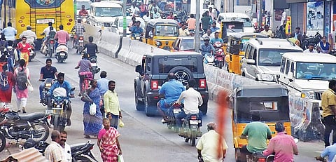 விழுப்புரம் நேருஜி சாலையில் காலை 10 மணிக்கு உள்ள போக்குவரத்து நெரிசல்.