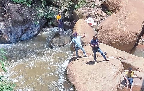 குன்னூர் மேட்டுப்பாளையம் சாலை லாஸ் நீர்வீழ்ச்சி பகுதிக்கு அத்துமீறி சென்றுள்ள சுற்றுலா பயணிகள்.