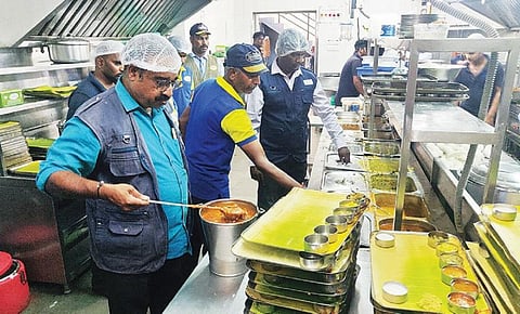 திருவண்ணாமலை அடுத்த வேங்கிக்காலில் உள்ள பிரபல உணவகத்தில் நேற்று ஆய்வு செய்த உணவு பாதுகாப்பு துறையினர்.