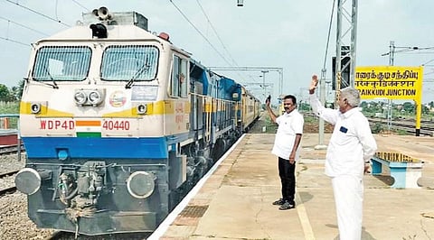 காரைக்குடிக்கு வந்த சோதனை ஓட்ட அதிவிரைவு ரயில்.