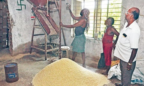 ஆயுத பூஜையை முன்னிட்டு, கிருஷ்ணகிரியில் உள்ள மண்டியில் பொரி தயாரிப்பு பணியில் ஈடுபட்டுள்ள தொழிலாளர்கள்.