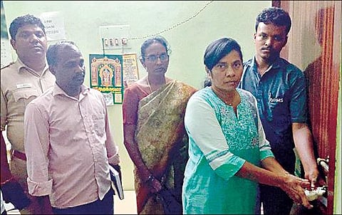திருச்செங்கோடு-சேலம் சாலையில் உள்ள பெண் மருத்துவர் அனுராதாவின் கிளினிக்குக்கு `சீல்' வைத்த வருவாய் துறையினர்.