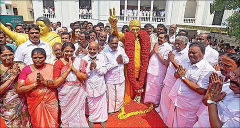 அதிமுகவின் 52-ம் ஆண்டு தொடக்க விழாவையொட்டி, சென்னை ராயப்பேட்டை தலைமையகத்தில் அமைந்துள்ள எம்ஜிஆர், ஜெயலலிதா சிலைகளுக்கு பொதுச்செயலாளர் பழனிசாமி மாலை அணிவித்து மரியாதை செலுத்தினார். உடன், கட்சி மூத்த நிர்வாகிகள் மற்றும் தொண்டர்கள். படங்கள்: ம.பிரபு