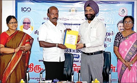 சித்தா, ஆயுர்வேதா, யுனானி மற்றும் ஓமியோபதி மருத்துவ பட்டப் படிப்பு களுக்கான தரவரிசைப் பட்டியலை சுகாதாரத் துறை அமைச்சர் மா.சுப்பிரமணியன் சென்னையில் நேற்று வெளிட்டார். உடன், துறை செயலர் ககன்தீப் சிங் பேடி, இந்திய மருத்துவம் மற்றும் ஓமியோபதி துறை ஆணையர்  மைதிலி ராஜேந்திரன், தேர்வுக் குழு தலைவர் மலர்விழி.படம்: ம.பிரபு
