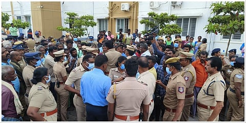 சிவகாசி அருகே  பட்டாசு விபத்தில் உயிரிழந்தவரின் உடல்களை வாங்க மறுத்து உறவினர்கள் போராட்டத்தில் ஈடுபட்டனர்.