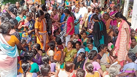 ஶ்ரீவில்லிபுத்தூர் அருகே அழகாபுரியில் போராட்டத்தில் ஈடுபட்டுள்ள கிராம மக்கள்