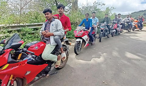 மேகமலைக்கு வந்த தென்காசி, திருநெல்வேலி பகுதியைச் சேர்ந்த ‘பைக்கர்ஸ்’