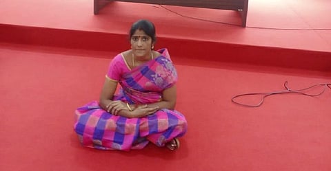 பட்டுக்கோட்டை நகராட்சி அலுவலகத்தில் போராட்டத்தில் ஈடுபட்ட திமுக உறுப்பினர்!