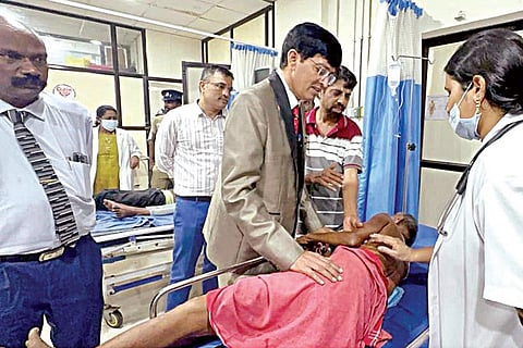 சென்னை திருவல்லிக்கேணி, பார்த்தசாரதி கோயில் பகுதியில் நேற்று காலை சுற்றித்திரிந்த மாடு முட்டியதில் காயமடைந்து ஓமந்தூரார் அரசு மருத்துவமனையில் அனுமதிக்கப்பட்டு சிகிச்சை பெற்று வரும் முதியவரை மாநகராட்சி ஆணையர் ஜெ.ராதாகிருஷ்ணன் பார்வையிட்டு ஆறுதல் கூறினார்.