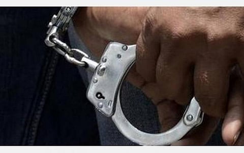 முன்பதிவு டிக்கெட் தருவதாக பணமோசடி: போலி டிக்கெட் பரிசோதகர் கைது