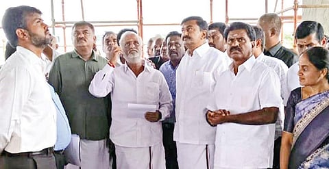 ஈரோடு மாவட்டம் சென்னிமலை சுப்பிரமணிய சுவாமி கோயிலில், இந்து சமய அறநிலையத்துறை அமைச்சர் பி.கே.சேகர்பாபு நேற்று ஆய்வு மேற்கொண்டார். உடன் செய்தித்துறை அமைச்சர் மு.பெ.சாமிநாதன், மாவட்ட ஆட்சியர் ராஜ கோபால் சுன்கரா உள்ளிட்டோர்.