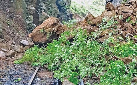 நீலகிரி மலை ரயில் கல்லாறு - ஹில்குரோவ் இடையே மண் சரிவு ஏற்பட்டு தண்டவாளத்தில் விழுந்து கிடந்த பாறைகள்