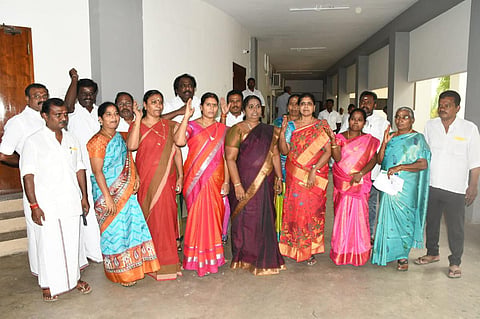 மதுரை மாமன்ற கூட்டத்தில் மதுரை மாநகராட்சி ஆணையாளரை மாற்றியதை கண்டித்து அதிமுக கவுன்சிலர்கள் வெளிநடப்பு செய்தார்கள். படங்கள்: எஸ்.கிருஷ்ணமூர்த்தி.