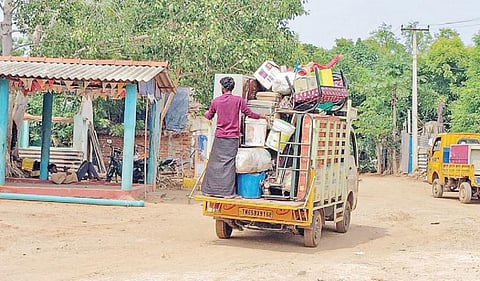 மூங்கில் ஊருணி முகாமில் இருந்து வெளியேறிய இலங்கை தமிழர்கள்.