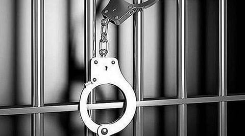 சோழன் விரைவு ரயிலில் தூங்கிய பயணியிடம் தங்க நகை, பணம் திருடிய இளைஞர் கைது