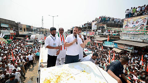 தெலங்கானா மாநிலத்தில் சட்டப்பேரவைத் தேர்தல் நவம்பர் 30-ம் தேதி நடைபெற உள்ளது. இதையொட்டி, அம்மாநிலத்தில் உள்ள பூபாலப்பள்ளி மாவட்டத்தில் காங்கிரஸ் தலைவர் ராகுல் காந்தி நேற்று பிரச்சாரத்தில் ஈடுபட்டார்.