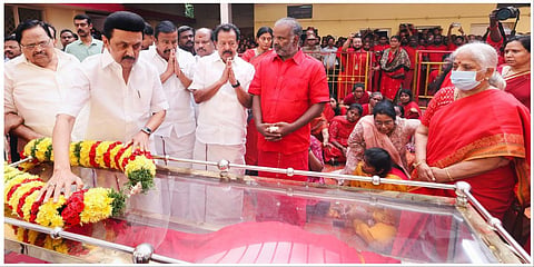 ஆன்மிக குரு பங்காரு அடிகளார் உடலுக்கு அஞ்சலி செலுத்தும் தமிழக முதல்வர் மு.க.ஸ்டாலின் உடன் அமைச்சர்கள் துரைமுருகன், கே.என்.நேரு மற்றும் பொன்முடி