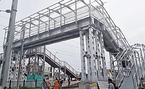 புட்லூர் ரயில் நிலையத்தில் புதிதாக அமைக்கப்பட்டுள்ள நடைமேம்பாலம்.